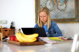 オンライン学習のWebマーケにおける料金比較はどのように行うべきか？