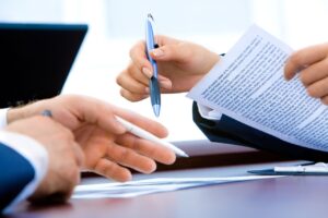 Web業界への転職における正社員と契約の比較はどのように行うべきか？